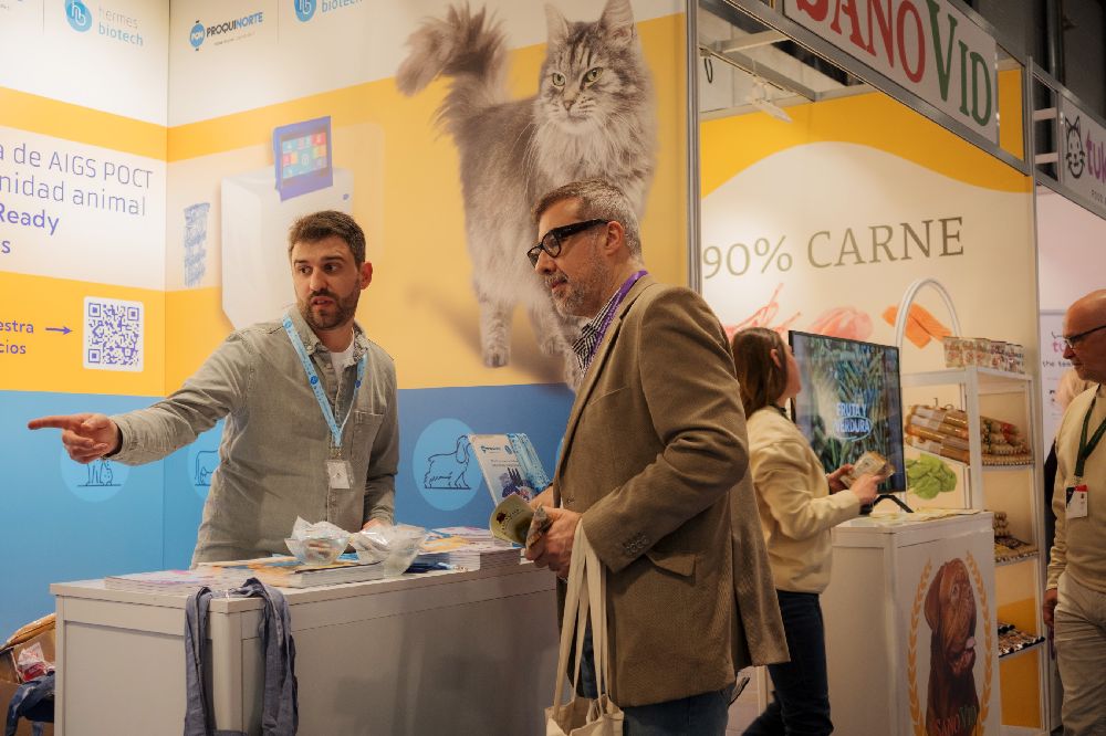 Especialista de producto hablando con un cliente de Hermes Biotech.